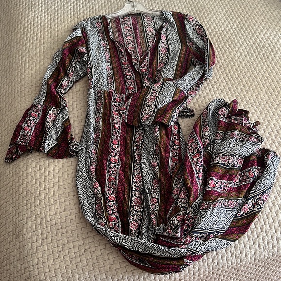 Laklook wrap style maxi dress. Size 6-10 - Picture 4 of 4